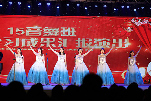 92女生合唱:化茧成蝶2.jpg 92女生合唱:化茧成蝶2.jpg